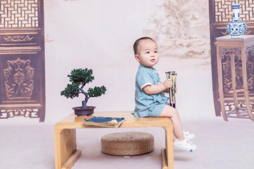 喀什宝宝边吃奶边挣扎烦躁